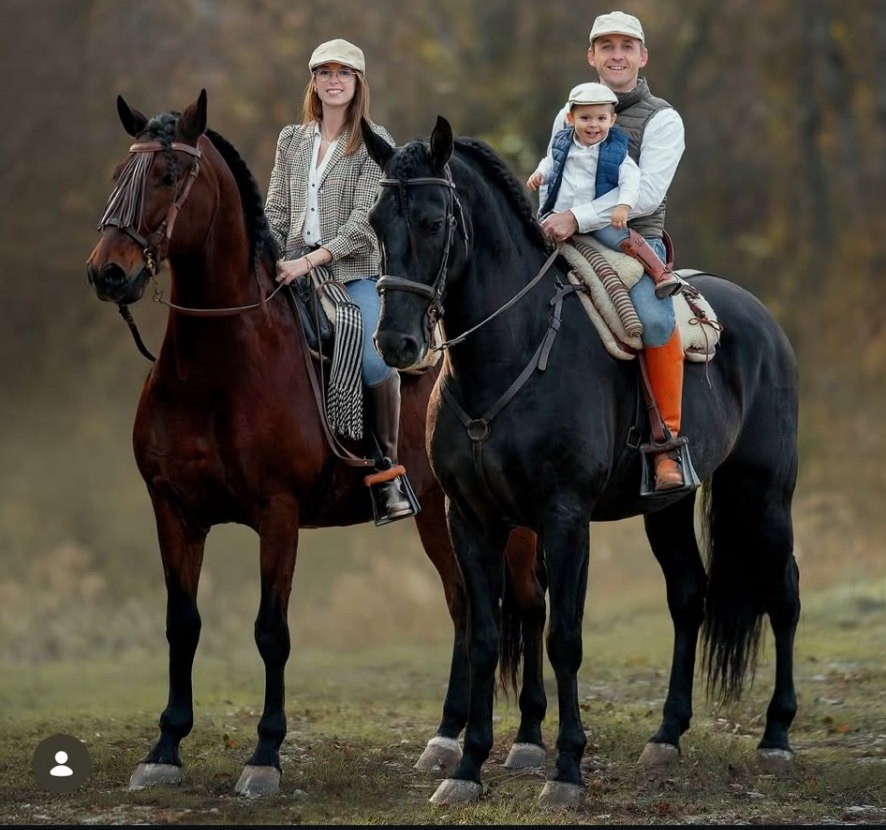 Familia montada sobre dos caballos en un entorno natural